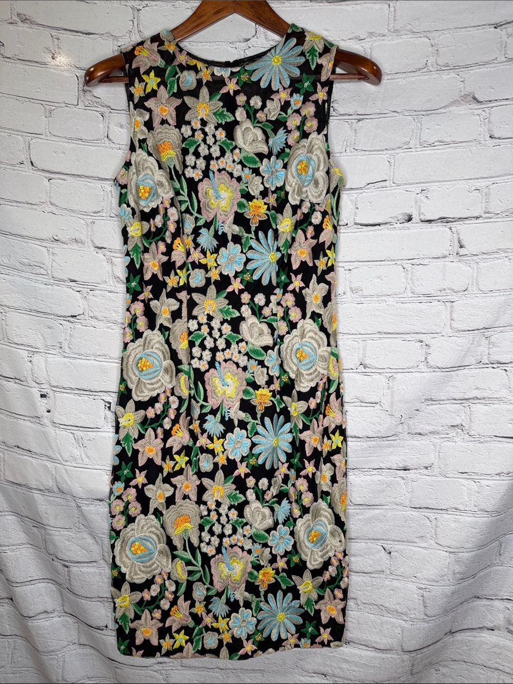 Carmen Marc Valvo Sleeveless Embroidered Dress Size 6 Excellent Condition